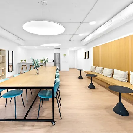 Spacious Garden With Balcony By Caseo *