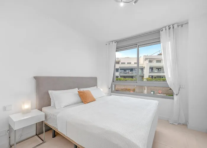 Spacious Garden With Balcony By Caseo Apartamento Estepona