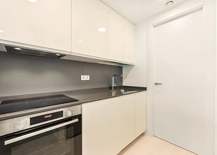 Spacious Garden With Balcony By Caseo