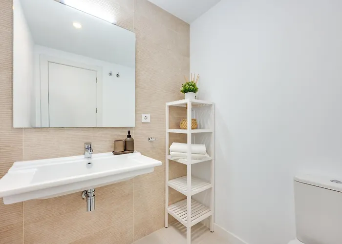 Spacious Garden With Balcony By Caseo *