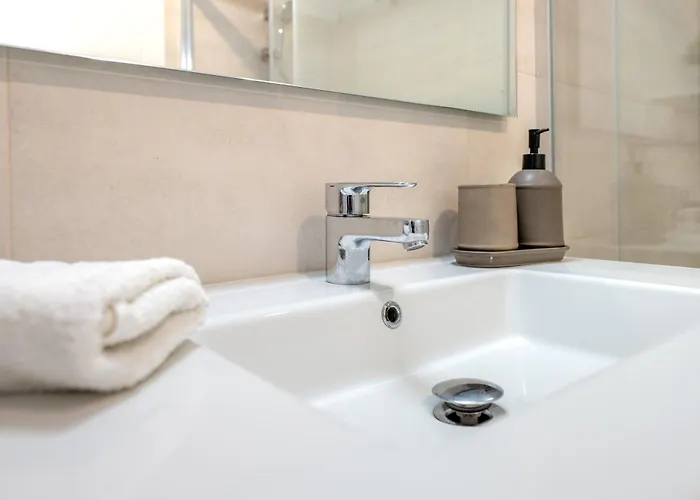 Spacious Garden With Balcony By Caseo