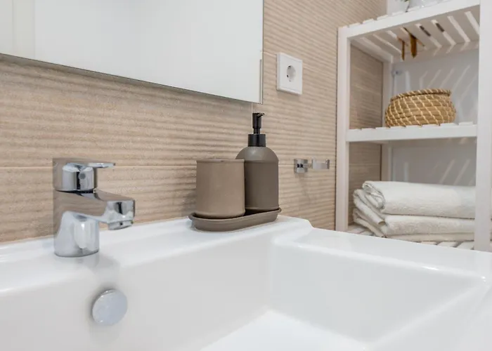 Spacious Garden With Balcony By Caseo