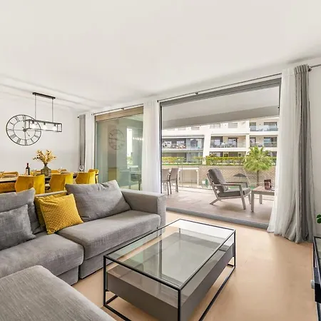 Spacious Garden With Balcony By Caseo *