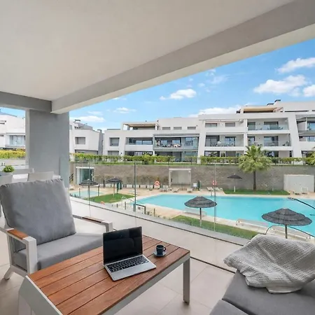 Spacious Garden With Balcony By Caseo *