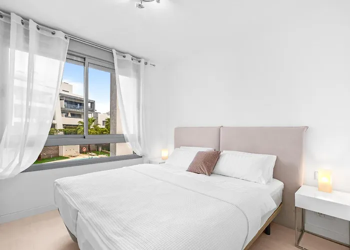 Spacious Garden With Balcony By Caseo