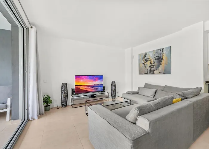 Spacious Garden With Balcony By Caseo