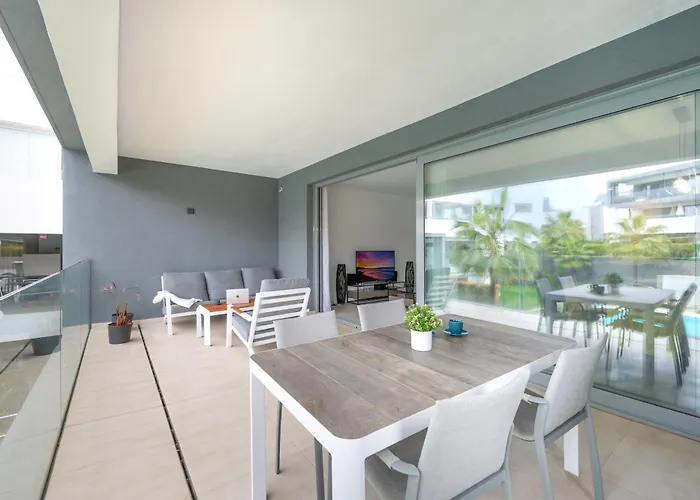 Spacious Garden With Balcony By Caseo