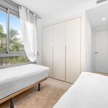 Spacious Garden With Balcony By Caseo *