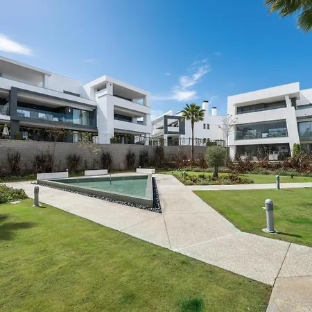 Spacious Garden With Balcony By Caseo Apartment