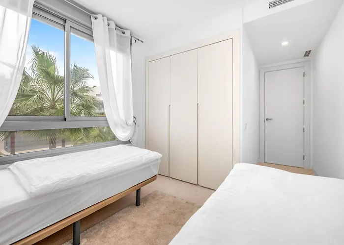 Spacious Garden With Balcony By Caseo *