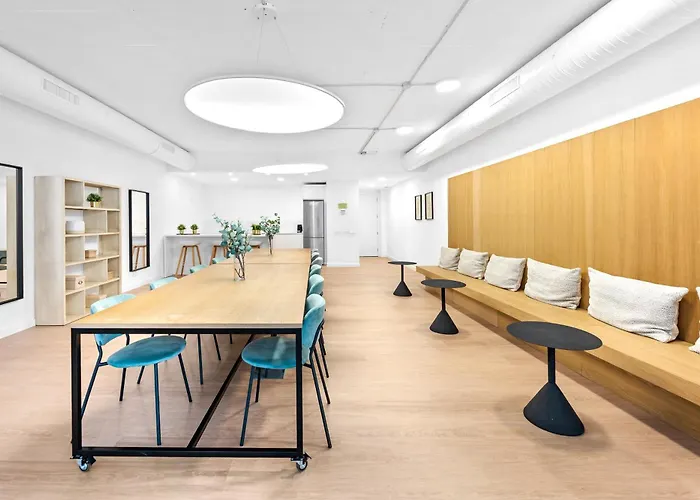 Spacious Garden With Balcony By Caseo *