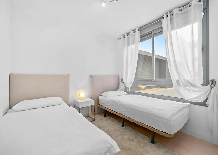 Spacious Garden With Balcony By Caseo