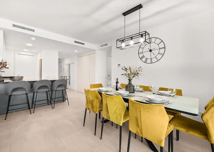 Spacious Garden With Balcony By Caseo *