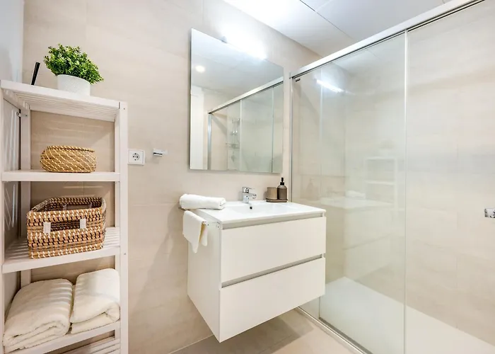 Spacious Garden With Balcony By Caseo דירה אסטפונה