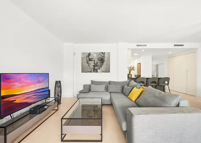 Spacious Garden With Balcony By Caseo *