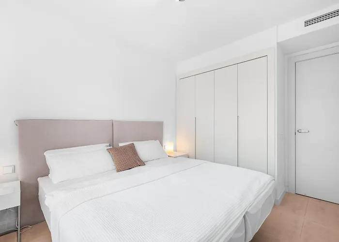 Spacious Garden With Balcony By Caseo *